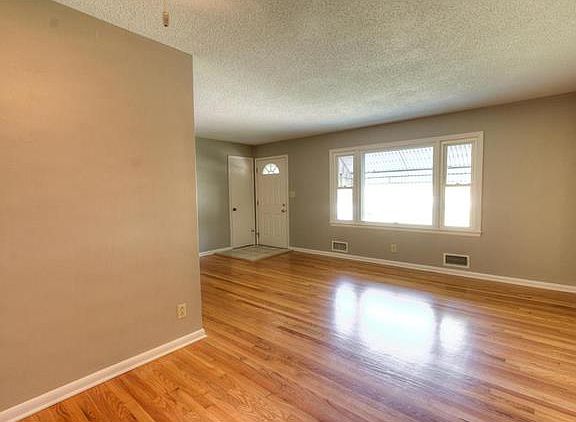 3rd image of 6605 N Campbell St