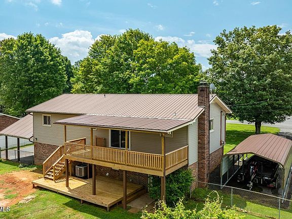 3rd image of 2122 Hillcrest Dr