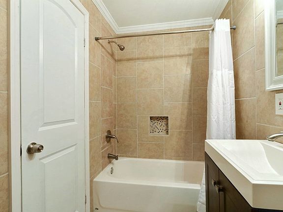 4th image of 1301 E 32nd St #A