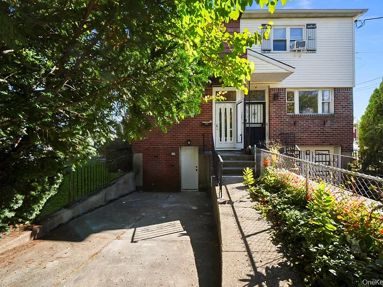 3-bedroom house for sale in Canarsie