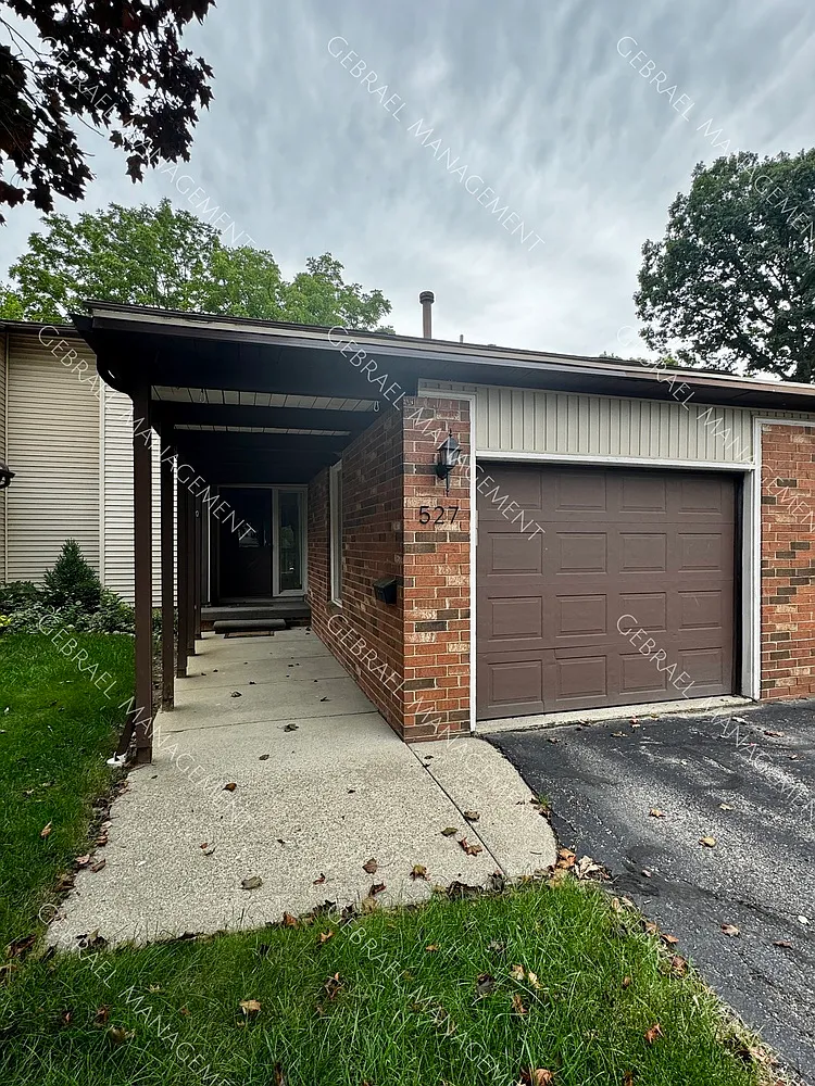 527 Oakbrook Cir — Photo 1