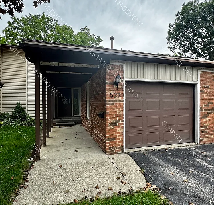 527 Oakbrook Cir