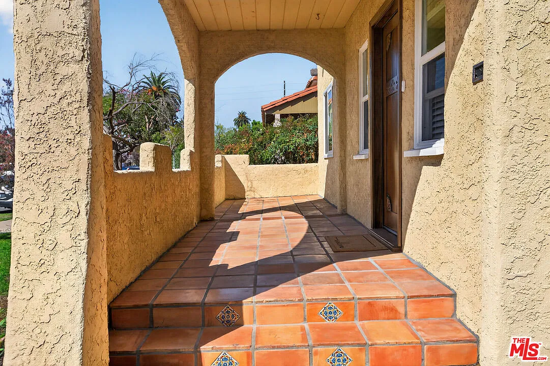 2 bed, 1.5 bath, 1014 sqft, $5,400 — Photo 3