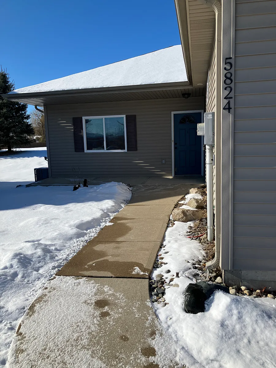 Building Photo - 5824 Townhouse Dr