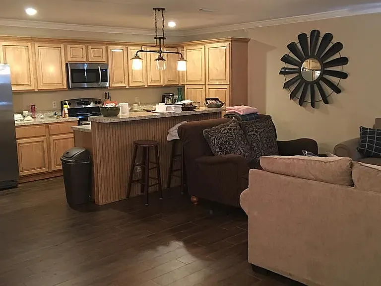 160 SW Satsuma St — Photo 3