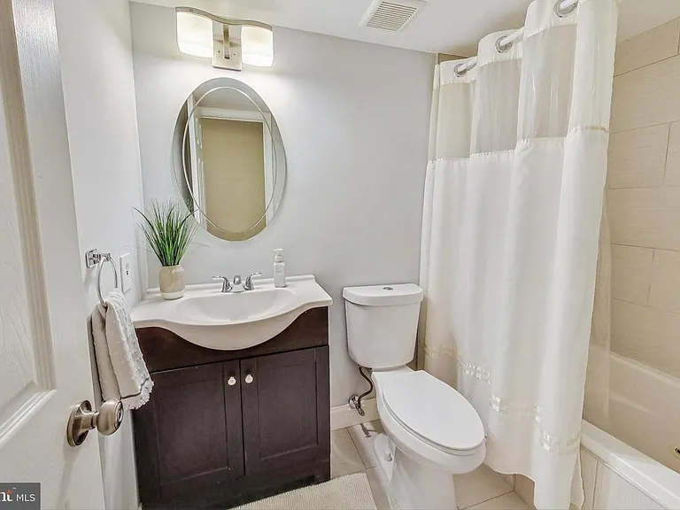 Common Bathroom #3 (Full)