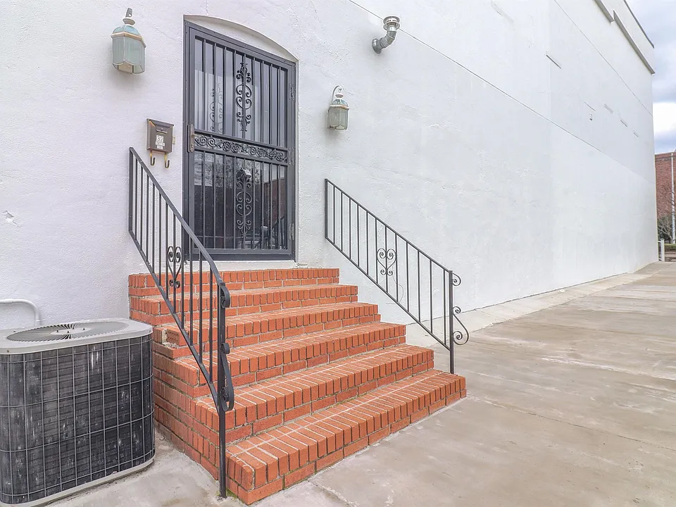32 N Lafayette Ave