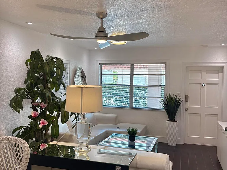601 SE 5th Ct #102 — Photo 11