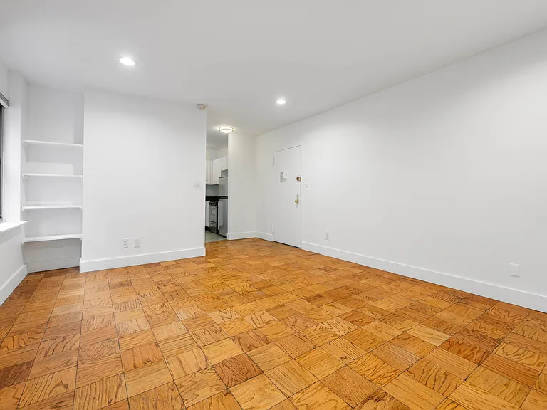 213 E 37th St #7G — Photo 5