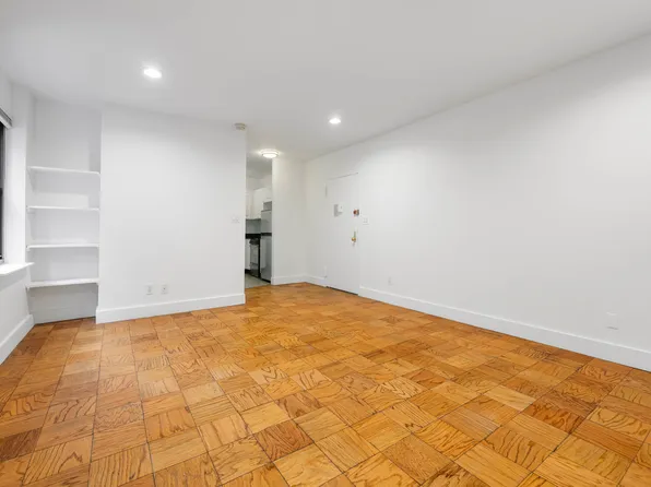 207 East 37th Street image 3 of 12