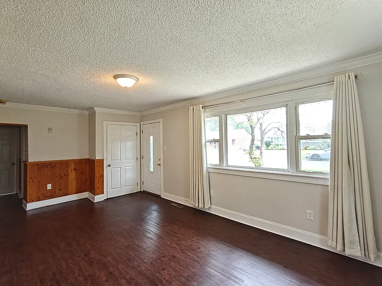 444 Colonial Rd — Photo 9