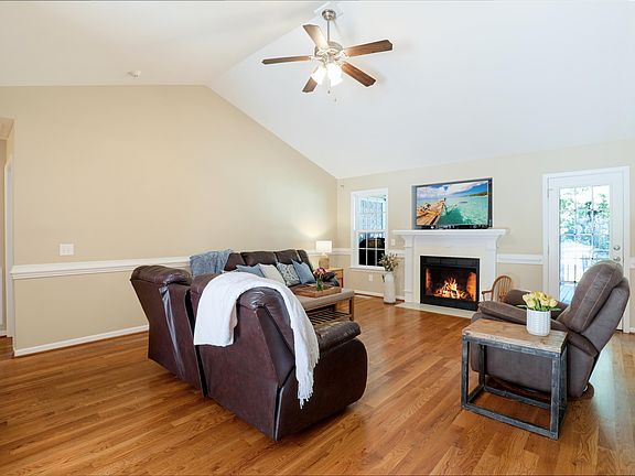 5th image of 88 Hickory Nut Dr