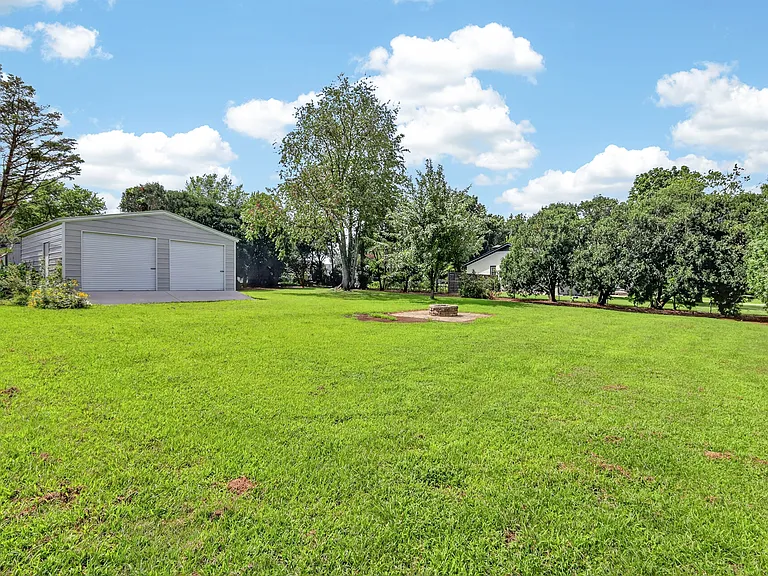 2504 Angelyn Dr — Photo 37