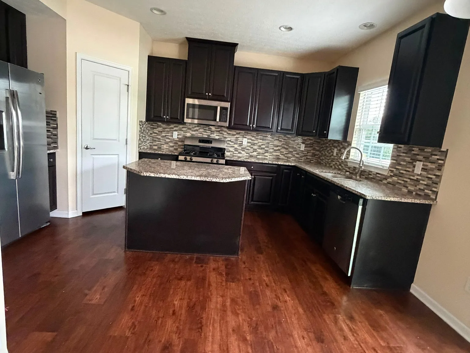 4 bed, 2.5 bath, 2289 sqft, $3,900 — Photo 2