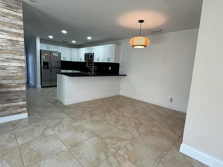 5605 SW 24th Ave — Photo 8