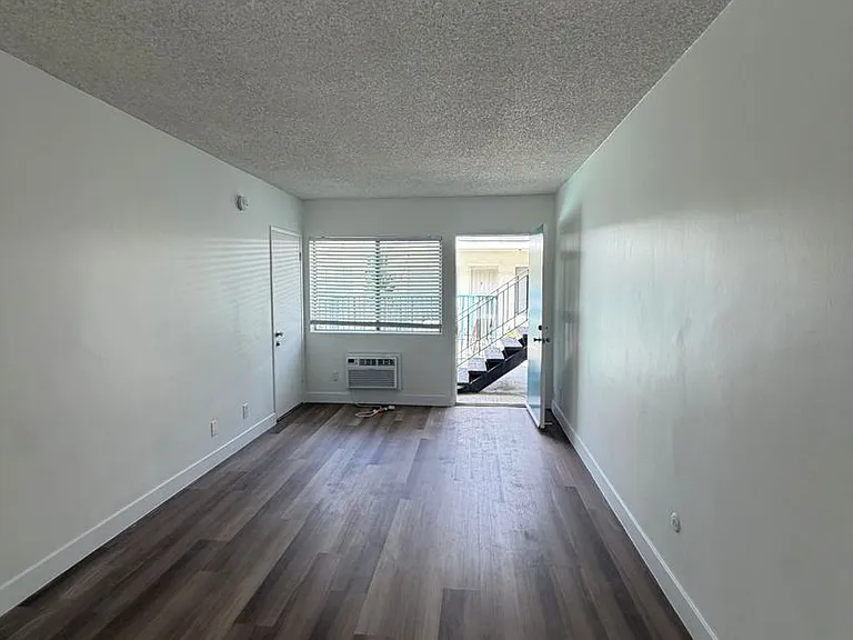 1184 W 30th St — Photo 2