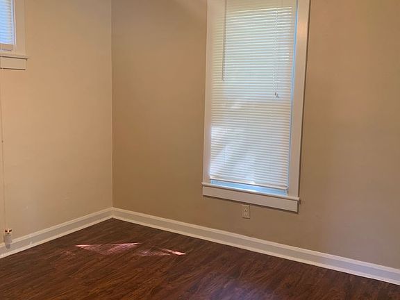 4th image of 119 Montrose St
