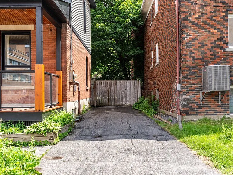313 Lebreton St S — Photo 3