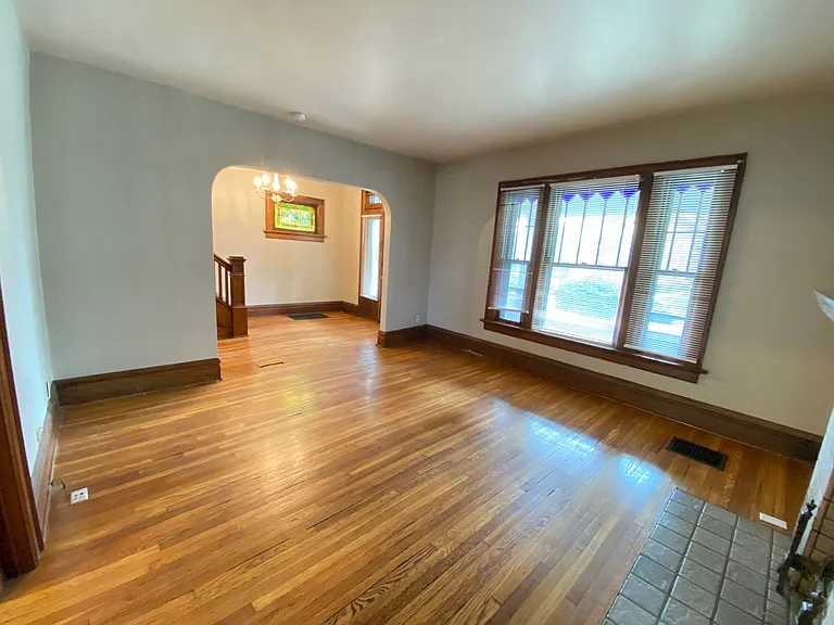 2329 Indianola Ave — Photo 5