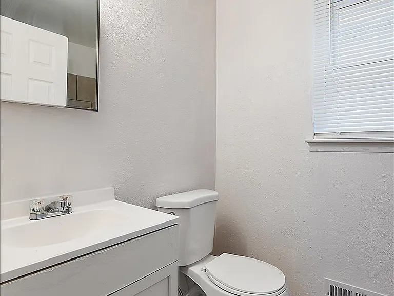 219 Ashland St — Photo 32