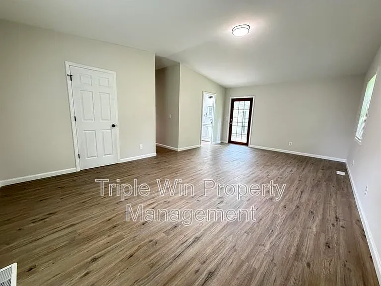 2245 Lindsay Ln — Photo 29