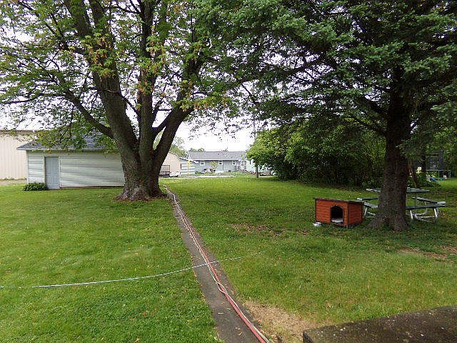 2nd image of 105 S Columbia St