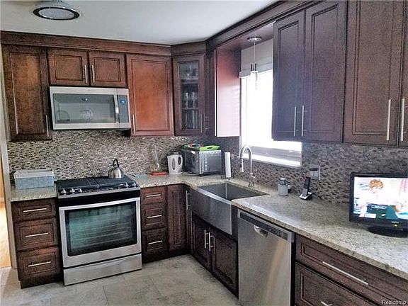 4th image of 24346 Pierce Ave