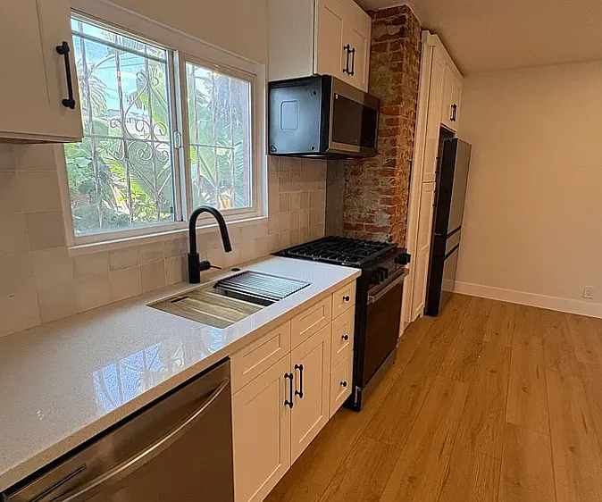 3 bed, 1000 sqft, $4,200 — Photo 2