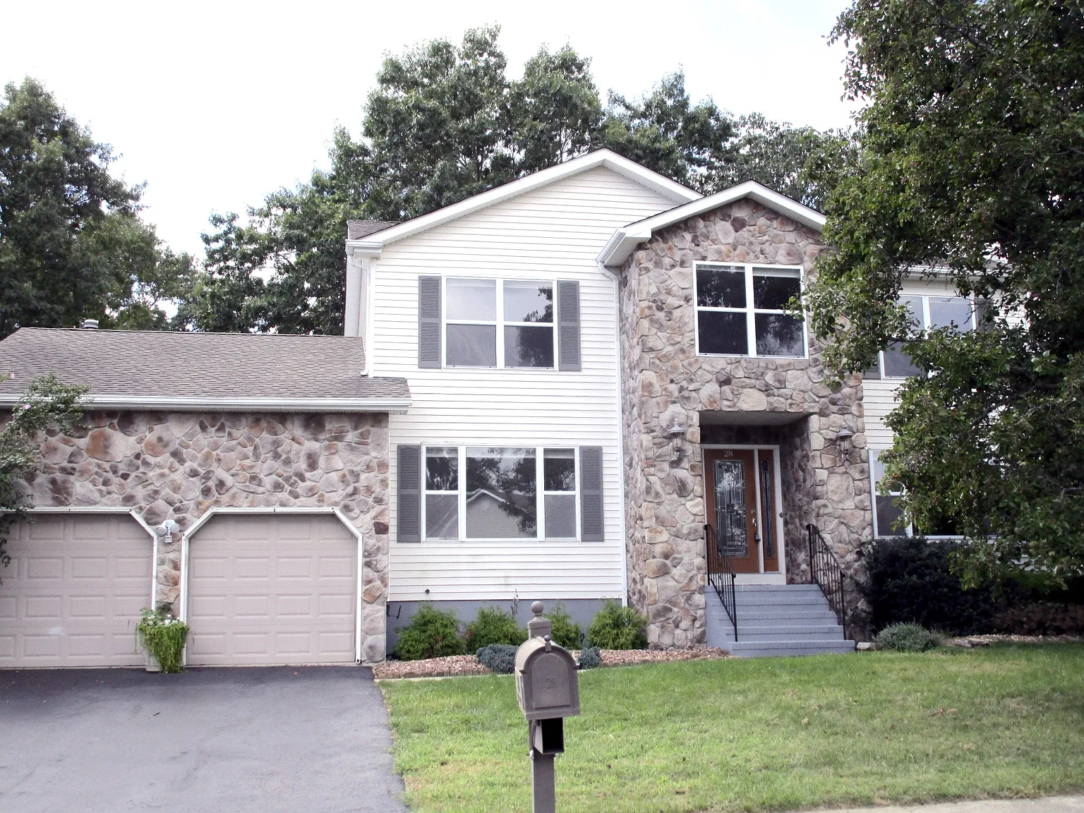 4 bed, 2.5 bath, 2388 sqft, $4,200 — Photo 2