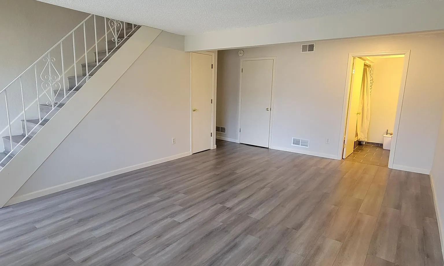 2 bed, 1000 sqft, $1,350 — Photo 2