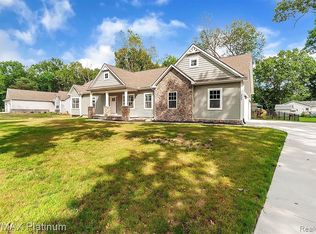 2989 Cady Dr, Brighton, MI 48114