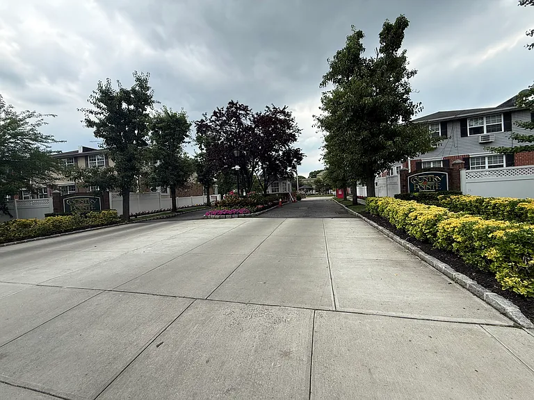 Country Pointe Cir — Photo 2