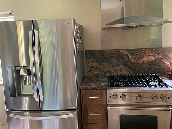 Viking range, 27ft LG fridge