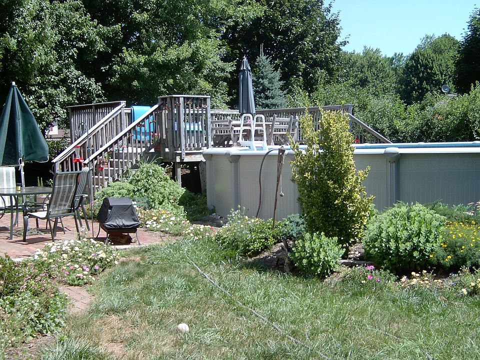 back yard, deck and 27' pool with 5.5 feet depth in middle