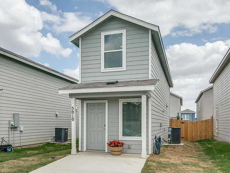 5010 Primrose Rdg — Photo 1