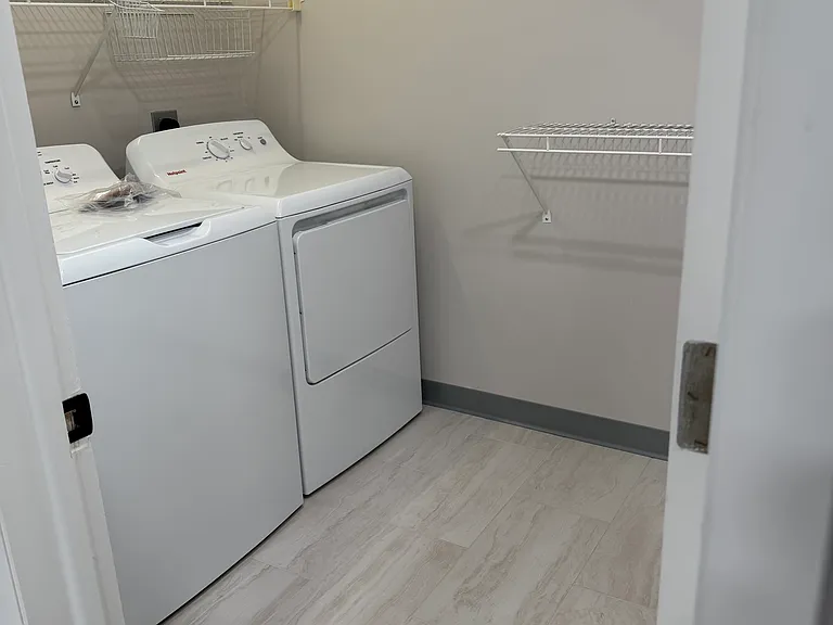 2890 E Broad St #D — Photo 5
