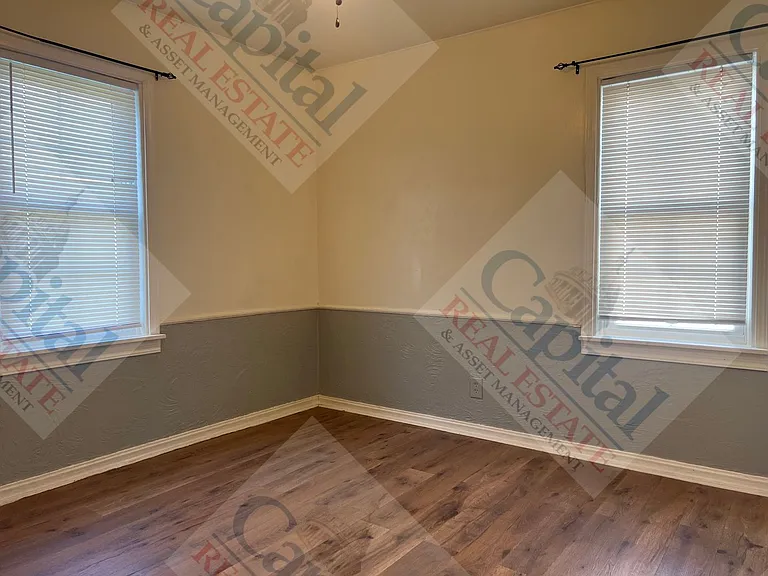 219 E Douglas Dr — Photo 13