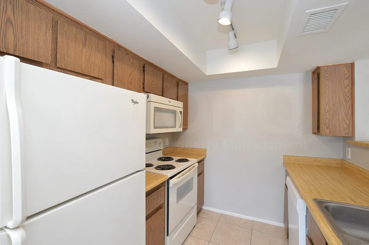 616 S Hardy Dr — Photo 3