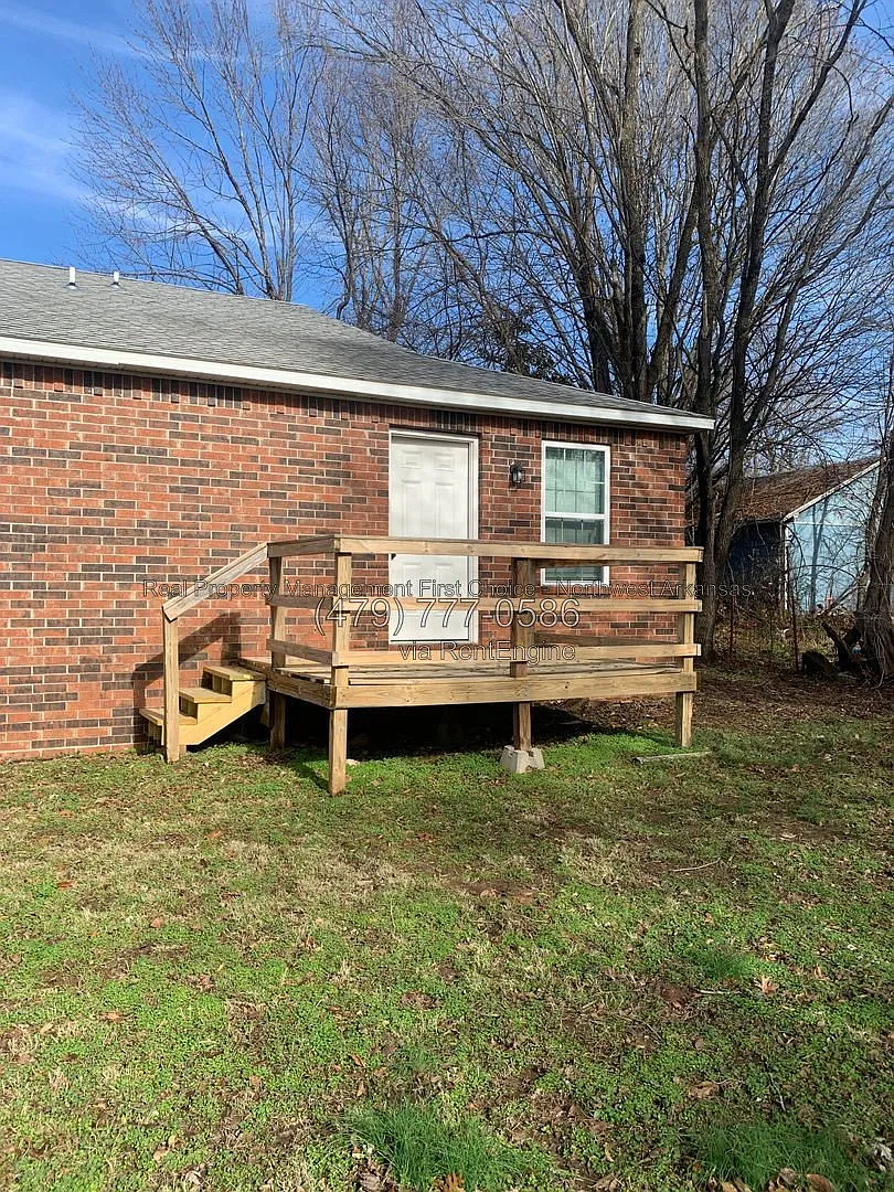 2 bed, 1.0 bath, 990 sqft, $1,050 — Photo 4