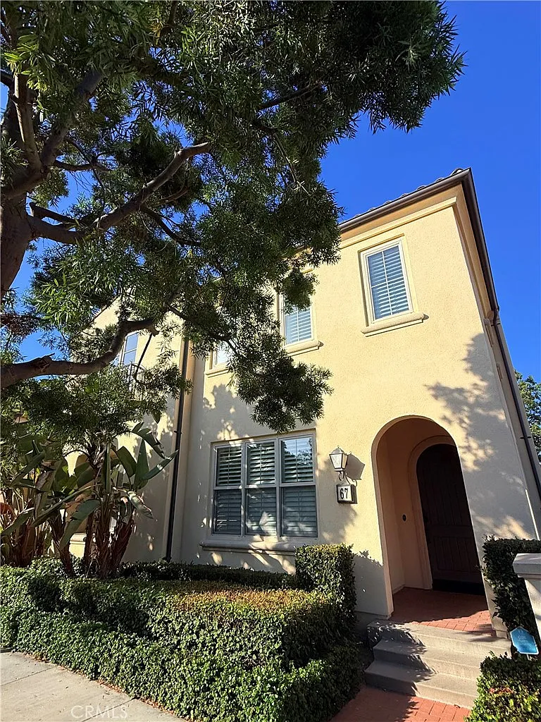 4 bed, 2349 sqft, $5,800 — Photo 2