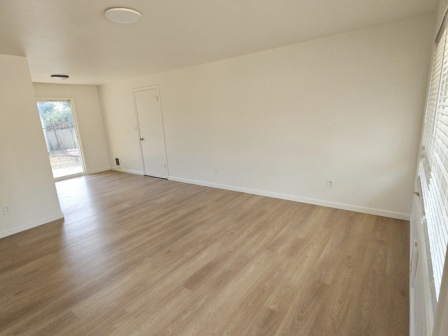 2 bed, 912 sqft, $2,380 — Photo 3