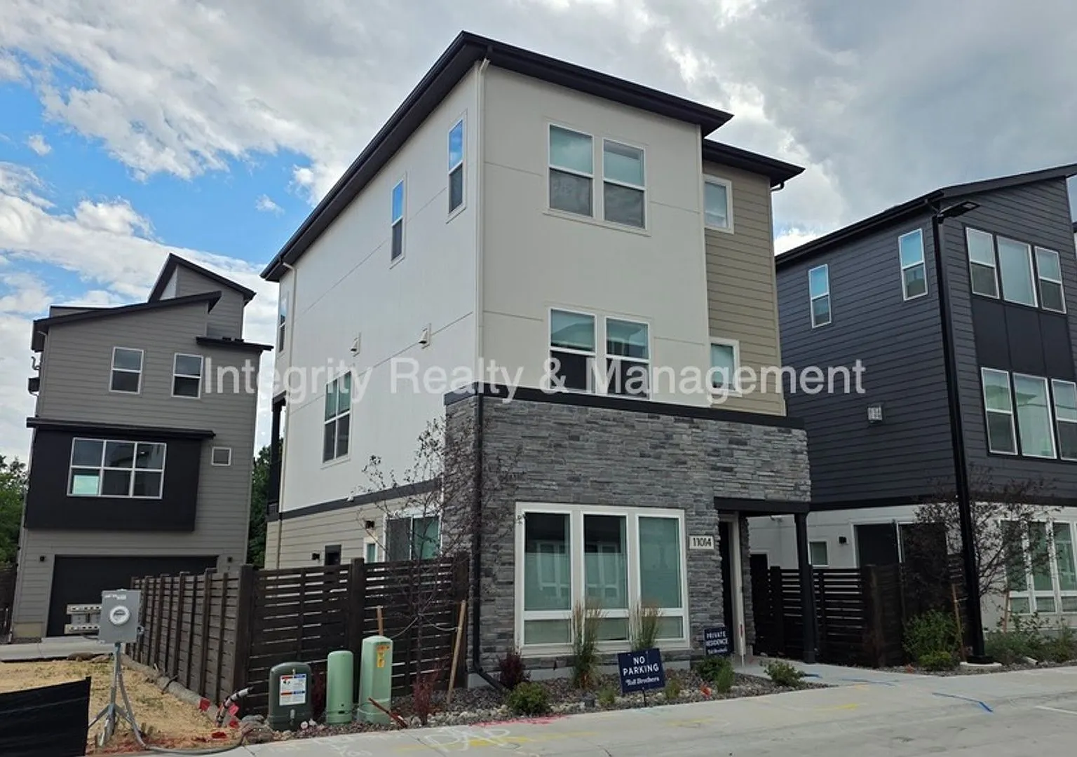 3 Bed/3 Bath, 1855 Sqft - 11014 E Hinsdale Cir — Photo 2