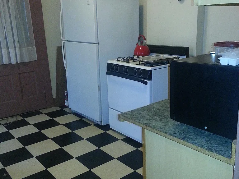 1709 Summit St — Photo 3