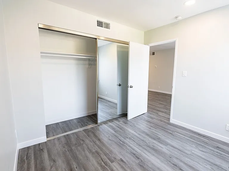 1635 North Martel Avenue — Photo 58