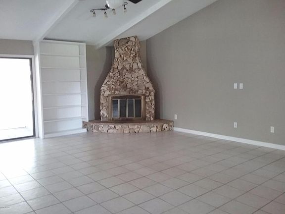 3rd image of 927 Sandle Wood Dr