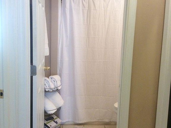 5th image of 4731 Banks St #3