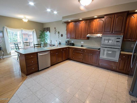 4th image of 4 Roberts Ct