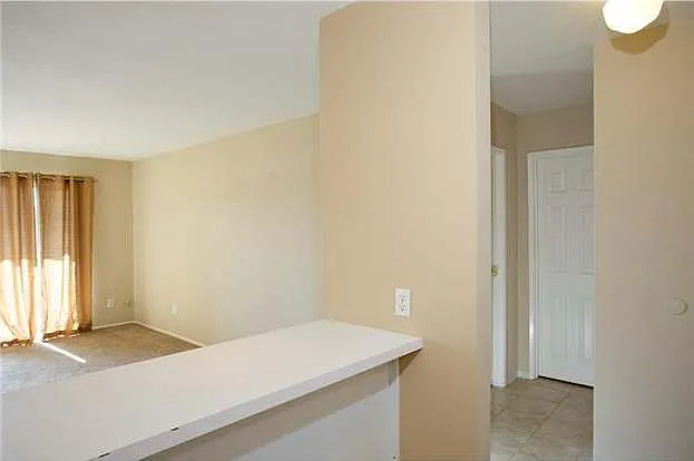 1645 Emerald St #1L — Photo 33