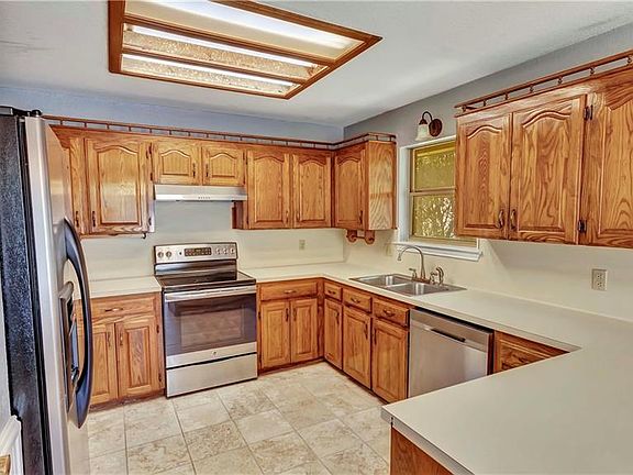 3rd image of 1809 Diana Ln