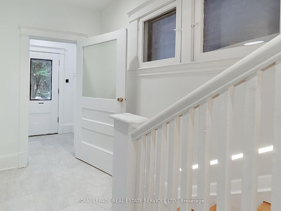 4th image of 218 Montrose Ave